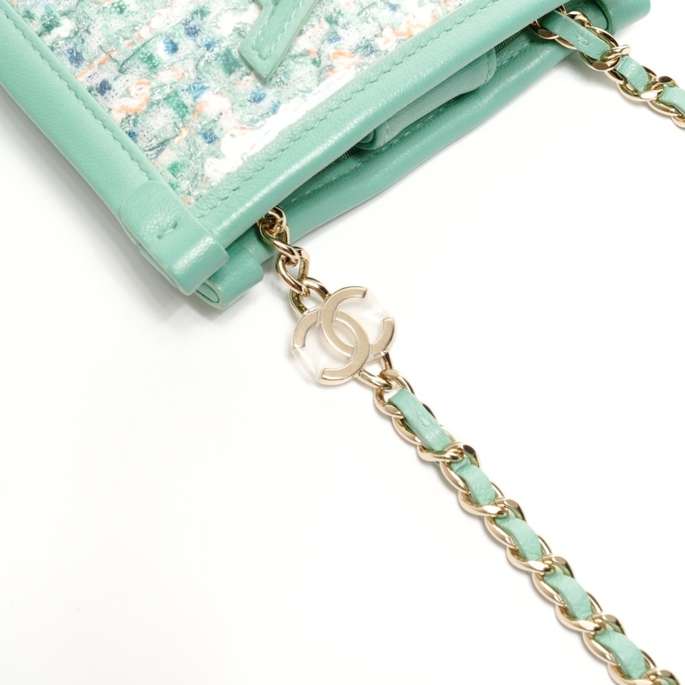 CHANEL Green Shoulder Bag - Picture 14 of 15